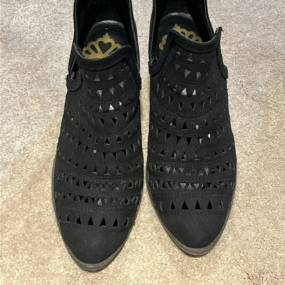 Black size 6 1/2 Fergalicious ankle boots - Picture 3 of 6